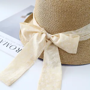 Dames zomer strohoed met brede rand en bloemenstrik, elegante strand zonbeschermingshoed.