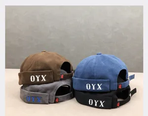 Detailansicht der trendigen Docker Cap Miki Mütze mit OYX Stickerei in vielen Farben.