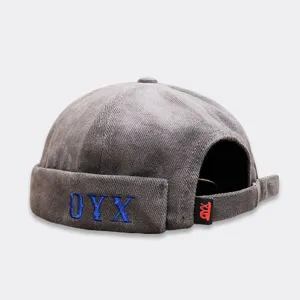 Modische graue Cord-Docker-Mütze mit Stickerei und verstellbarem Riemen für Streetwear.