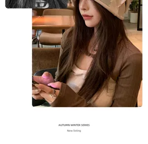 Detailansicht der modischen Damen Strickmütze, perfekt für den gemütlichen Herbst und Winter.