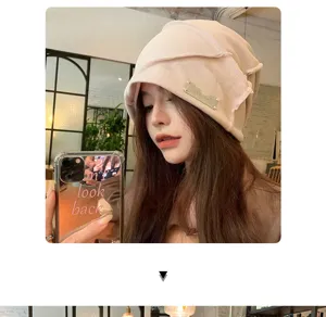 Beige Slouchy Beanie Mütze für Damen, stylische Streetwear Strickmütze für Herbst und Winter.