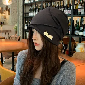 Schlanke Strickmütze für Damen, Herbst Winter warme lässige Streetwear Mütze mit Metall-Logo.
