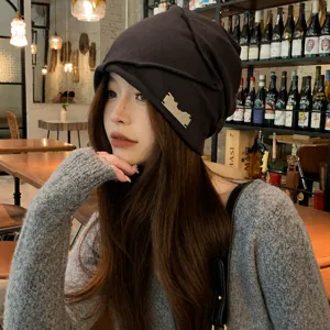Schicke braune Slouch Beanie Mütze für Damen, weicher bequemer Strickhut mit Metalldetail.
