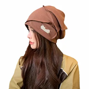 Modische braune Slouch Beanie Mütze für Damen, weicher Strickstoff, lässiger Streetwear Trend.