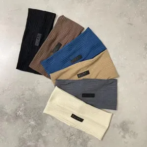 Gedetailleerd uitzicht van meerdere elastische hoofdbanden in diverse kleuren met kleine labels.