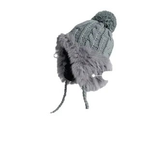 Graue gefütterte Strick-Trapper-Mütze mit Bommel und Ohrenklappen für warme Winter-Hauptansicht.