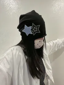 Vue détaillée du bonnet noir slouchy avec des patchs d'étoiles contrastés pour un style streetwear.