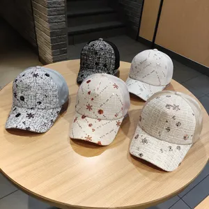 Primo piano di eleganti cappelli da baseball in tweed con paillettes e mesh da donna.