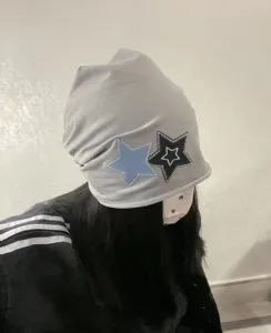 Bonnet slouchy décontracté pour femme et homme, bonnet gris en tricot avec patchs étoiles.