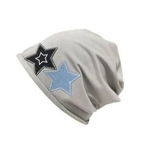 Bonnet slouchy gris décontracté pour hommes et femmes, avec motifs d'étoiles brodés élégants.