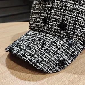 Berretto da baseball in tweed bianco e nero con eleganti dettagli di fiori di paillettes.