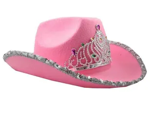 Nahaufnahme des rosa Filz-Cowboyhuts mit glitzernder Tiara und silberner Paillettenkrempe.