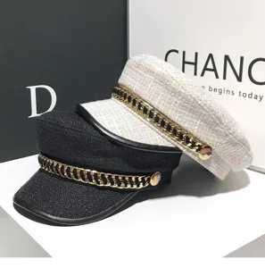 Elegante cappello piatto da donna in tweed con catena berretto nero e bianco