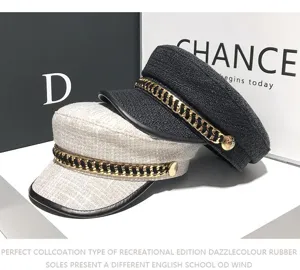 Chic cappello newsboy in tweed da donna, elegante berretto militare con catena raffinata.