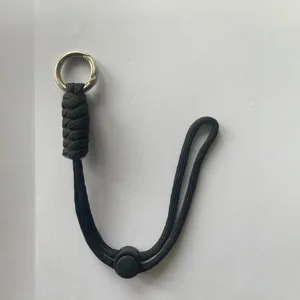 Llavero de paracord negro de 7 hilos con anillo de metal y hebilla de plástico ajustable.