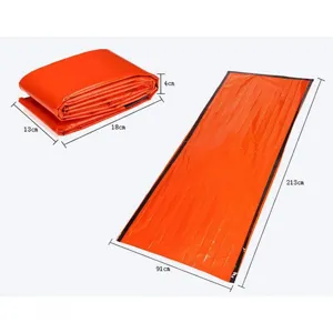 Vista detallada del saco de dormir de emergencia portátil de película de aluminio PE para aislamiento.