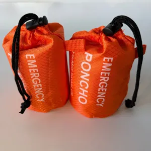 Oranje noodponcho en slaapzak voor buiten met een handige draagbare trekkoord opbergtas.