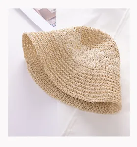 Nahaufnahme des handgeflochtenen Strohhutes mit feiner Textur und eleganter Verarbeitung.