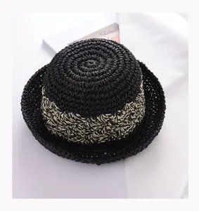 Detailaufnahme eines handgefertigten Strohhatts, perfekte Textur für Sommer und Strand.