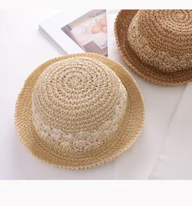 Detailansicht des handgepflochtenen Strohhuts, natürliche Textur und Sonnenschutz Design.