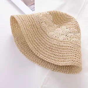 Handgefertigter Strohhut für Damen, sommerliche Strandmütze mit breiter Krempe und Sonnenschutz.