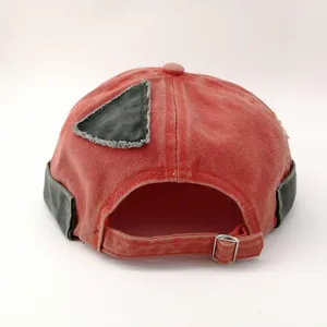 Vista trasera del gorro docker rojo retro con hebilla de metal ajustable y parche.