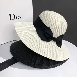 Chapeau de paille élégant pour femmes à large bord avec nœud noir pour plage et été.