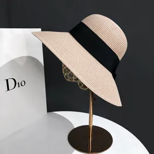 Chapeau de paille élégant à large bord pour femme plage d'été voyage ruban noir protection solaire.