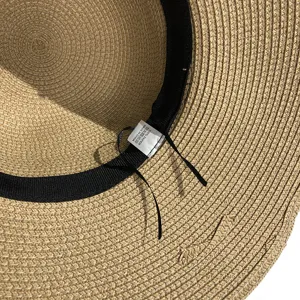 Vue détaillée de l'intérieur du chapeau de paille avec texture et bande anti-sueur.