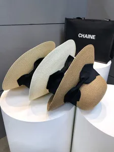 Chapeau de paille à large bord d'été avec nœud noir, chapeau de plage anti-soleil.