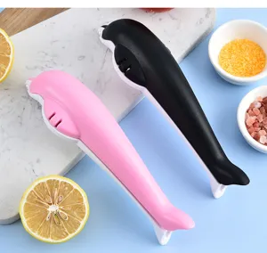 Vista detallada del cascanueces con forma de delfín, útil herramienta de cocina para frutos secos.