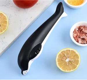 Primer plano detallado de un cascanueces de cocina creativo en forma de pingüino y abrecastañas.