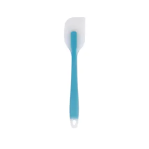 Pequena espatula de silueta transparente rasqueta para pastel utensilio de cocina reposteria.