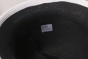 Vista di dettaglio ravvicinata che mostra il materiale interno e l'etichetta del cappello.