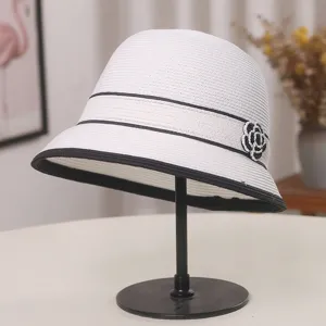 Cappello di paglia estivo da donna elegante cappello da sole bianco con nastro nero.