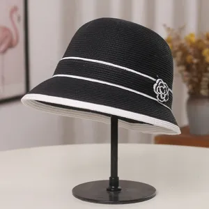 Cappello da sole estivo nero da donna in paglia, cappello elegante con strisce bianche e fiore.