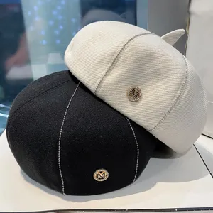 Cappello Berretto in Tessuto di Lana Moda Donna Retro Cappello da Pittore Francese Elegante Strass Lettera M Catena Decorazione Cappello Caldo Invernale