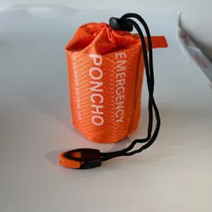 Oranje noodponcho opbergtas, waterdichte stof met zwart trekkoord en handig fluitelement.