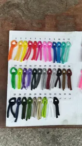 Carta de colores de paracord de 7 núcleos con varias opciones para llaveros DIY al aire libre.