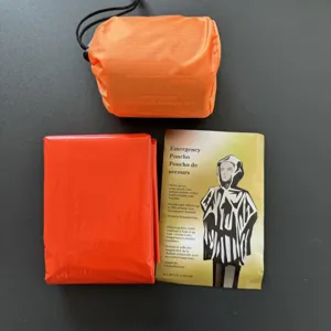 Kit de saco de dormir de emergencia y poncho térmico impermeable con bolsa compacta.