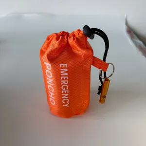 Oranje noodponcho opbergtas met overlevingsfluitje, draagbare buitenuitrusting details.