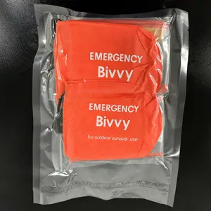 Oranje nood bivakzak slaapzak voor outdoor survival, kamperen, wandelen en warmte.