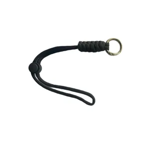 Correa de llavero de paracord negra con anillo metálico y regulador para bolsos.