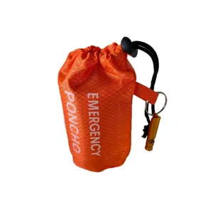 Oranje opbergtas voor noodponcho voor buiten met fluitje, duurzaam PE-waterdicht materiaal.