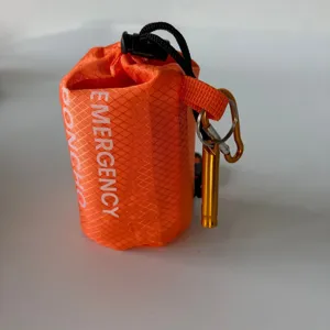 Oranje noodslaapzak voor buiten met fluitje en karabijnhaak voor survival en kamperen.