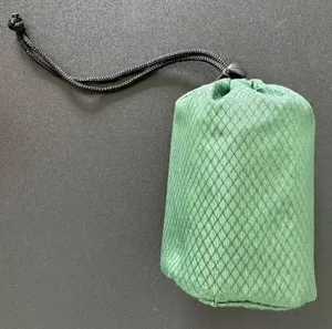Borsa portaoggetti verde con motivo a losanghe e coulisse nera per esterni.