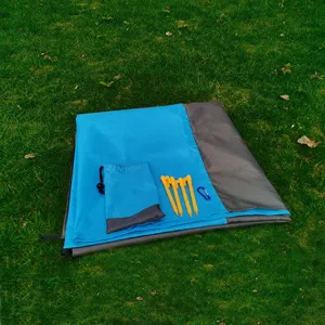 Wasserdichte Outdoor Klappbare Picknickmatte mit Tasche Tragbare Stranddecke mit Erdnägeln.