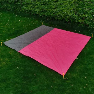 Wasserdichte Outdoor-Camping-Picknickmatte, tragbare Falt-Stranddecke mit Erdnageln.