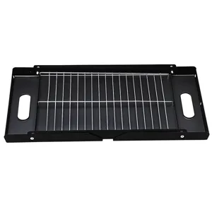 Gros plan de grille de barbecue pliante portable avec treillis métallique et poignées pour cuisine.