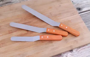 Spatule à gâteau coudée en acier inoxydable manche en bois outil de lissage pâtisserie.